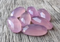 Vente en gros de pierres précieuses naturelles de calcédoine lavande certifiées IGI de la marque Lavira, roses, à dos plat, calibrées, taille ovale rose, toutes tailles