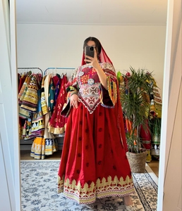 Salwar Kameez Afghane Traditionnelle Brodé à la Main pour Femme en Velours, Robe de Soirée de Mariage en Coton Taille Personnalisée, Vente de Soie - Product Image 4