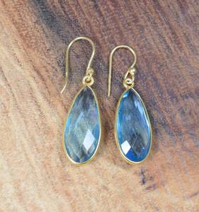 Boucles d'oreilles pendantes en quartz bleu en argent sterling 925 avec finition plaquée or pierre naturelle cadeau de naissance de décembre - Product Image 1