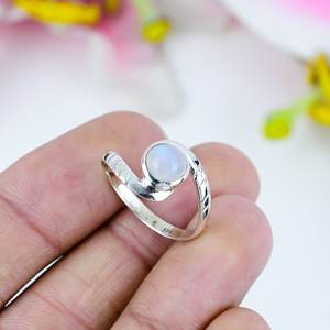 Bague en argent sterling 925 faite à la main pierre de lune arc-en-ciel naturelle avec incrustation de réglage de lunette en argent vintage pour les fêtes - Product Image 1