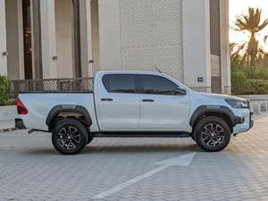 Pick-up double cabine 4x4 utilitaire Hilux Diesel Turbo automatique blanc d'occasion 2022, sièges en tissu, jantes en alliage d'aluminium R18, conduite à droite - Product Image 2