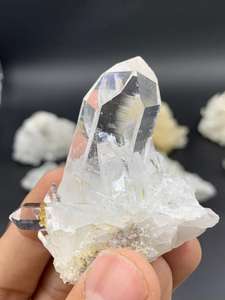 หินควอตซ์ใสแบบขายส่ง น้ำหนัก 5.9 กก. หินบำบัดธรรมชาติ หินสีขาว 47 ชิ้น จากสการ์ดู ปากีสถาน - Product Image 4