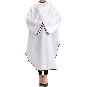 Capa de Peluquería Profesional de Poliéster Blanca con Logotipo Personalizado, Capa de Barbero con Mangas y Logotipo Impreso Personalizado - Product Image 1
