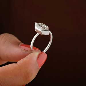 Excelente calidad elegante hexágono Halo diamante anillo geométrico anillo de compromiso diseño para mujeres disponible a precio asequible - Product Image 2