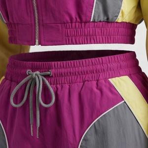 Chaqueta cortavientos con capucha para mujer, de invierno, con dos paneles, para correr, con cordón ajustable, con franjas laterales, personalizable, reversible, atlética - Product Image 5