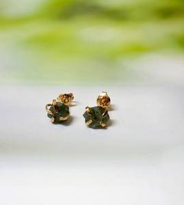 Pendientes de tuerca chapados en oro de moldavita natural Ajuste de bisel Incrustaciones Regalo de aniversario de moda para ella o mamá - Product Image 2