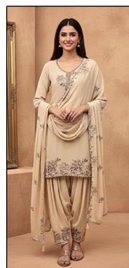 Dhwaja Export – Nouveauté : Ensemble pakistanais décontracté pour femme en georgette épaisse brodée, séchage rapide, idéal pour la vente en gros - Product Image 4