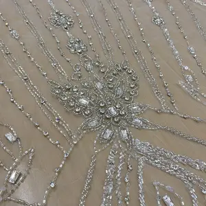 Hermoso vestido de novia de lujo, tela de encaje con cuentas de plata y cristal, con perlas y piedras