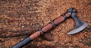 Hache viking artisanale de qualité industrielle en acier à haute teneur en carbone avec manche enveloppé de cuir pour le camping - Product Image 5