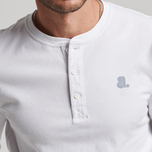 เสื้อยืดแขนยาวผู้ชายแฟชั่นใหม่ สไตล์เฮนลีย์  แบบเรียบ  รับสกรีนโลโก้ด้านหน้า  ไซส์ใหญ่  ระบายอากาศได้ดี  ทรงเข้ารูป  ผ้าฝ้ายผสมใยไผ่ - Product Image 3