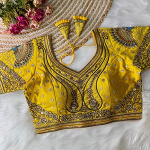 Chemisier indien fait à la main pour les mariées Design dos-ouvert avec broderie de séquence de travail à fil lourd Superbes Latkans - Product Image 6