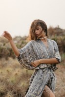 Prix d'usine, vente en gros : Kimono de plage 100% Rayonne, col en V, épaules tombantes, tie-dye, coupe ample, confortable, veste d'été style bohème