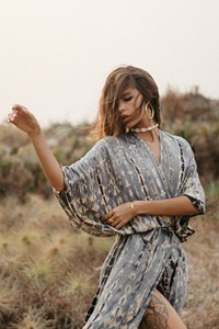 Prix d'usine, vente en gros : Kimono de plage 100% Rayonne, col en V, épaules tombantes, tie-dye, coupe ample, confortable, veste d'été style bohème - Product Image 3