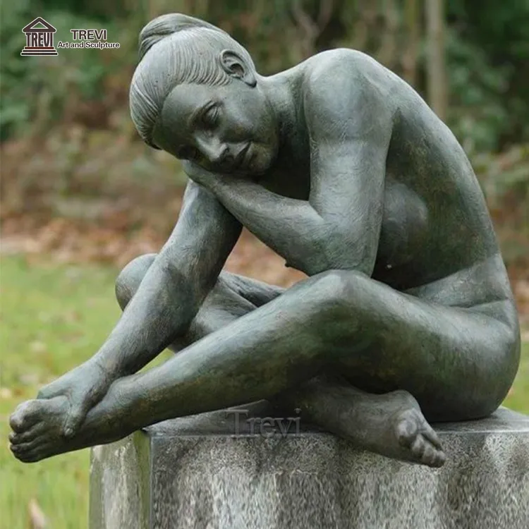 Statua nuda del bronzo della signora nuda della scultura femminile della donna nuda seduta a grandezza naturale all'aperto