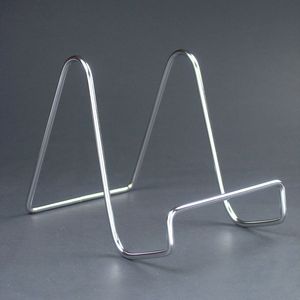 Soporte de metal plateado de alta calidad para exhibir platos decorativos de colección en un estante de mesa o en una estantería de cocina. - Product Image 1