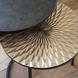 Ensemble de 2 tables d'appoint en aluminium et fer au design unique, dessus rond, fait à la main pour le salon et la chambre à coucher. - Product Image 2