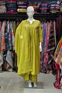 Ligero y suave, seda chanderi Mull, Juego de 3 piezas con interior de algodón completo y bordado 3D, perfecto para todas las ocasiones - Product Image 2