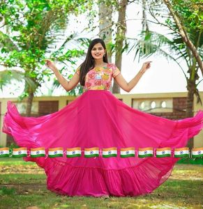 インドのパキスタン民族の結婚披露宴は、女性のための一致するデュパッタとシルク生地フローラルプリントロングアナルカリガウンを着用しますオンライン - Product Image 5