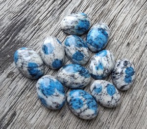 Venta al por mayor IGI certificado Natural K2 jaspe blanco azul corte ovalado cabujón de cristal parte posterior plana piedras preciosas sueltas disponibles - Product Image 3