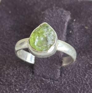 แหวนครบรอบแต่งงานสีเงินสเตอร์ลิงทันสมัยสไตล์โบฮีเมียนทุกหลายเพศทำด้วยมือชุบทองด้วยพลอยพรีไนต์ที่ไม่สม่ำเสมอ - Product Image 2