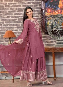 Costume de créateur avec broderie séquentielle - Product Image 5