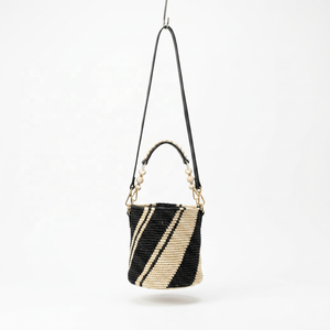 Sac à bandoulière pour femme en raphia tressé à rayures, style bohème, été, avec décoration de perles, usage quotidien, ANA Madagascar - Product Image 4