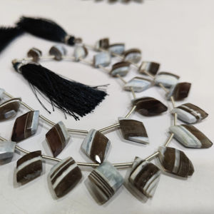 Cuentas facetadas de Briolette de 15 a 20mm con forma de diamante de ópalo de roca natural vendidas por hebra de 8 pulgadas de largo - Product Image 1