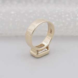 Bague de fiançailles solitaire élégante en diamant émeraude taille émeraude cultivé en laboratoire avec sertissage clos, certifiée IGI, style East West - Product Image 2