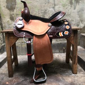 Ensemble de selle western en cuir haut de gamme avec motif Barrel Racing et arceau en bois |   Ensemble de fixation sans clou pour équipement d'équitation en acier inoxydable, façonné à la main - Product Image 1