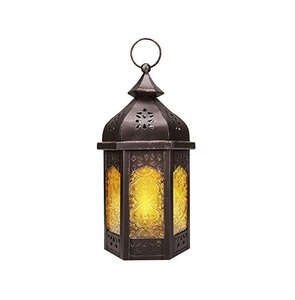 Lanterne marocaine en métal doré au design complexe, parfaite pour les intérieurs bohèmes - Product Image 2