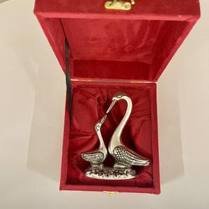 Pareja de cisnes en oro y plata, diseño moderno de metal para sala de estar, regalo exclusivo en caja, pájaros enamorados - Product Image 5