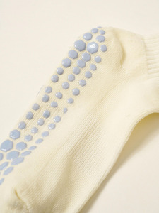 Calcetines de agarre personalizados para mujer, calcetines de Pilates de algodón ecológicos antideslizantes con suela de puntos azules, puños con volantes para Yoga, calcetines personalizados - Product Image 5