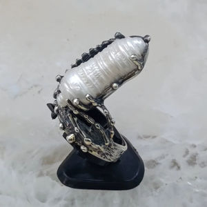 Bague en argent au design unique avec élégant accent de perle d'Istanbul - Product Image 1