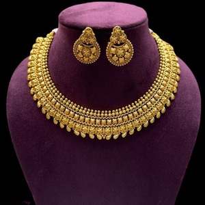 Collier ethnique plaqué or de qualité supérieure serti de boucles d'oreilles pour le mariage et la collection de vêtements de fonction pour les femmes - Product Image 1
