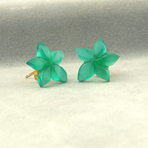 Boucles d'oreilles légères en pierre naturelle onyx vert, petite paire, plaquées or 18 carats, bijoux fantaisie, pierres précieuses sculptées à la main, boucles d'oreilles fleurs - Product Image 3