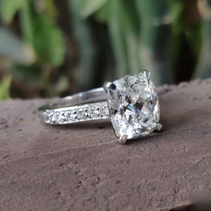 Solitaire Pave Set Anillos de compromiso de boda para mujeres tachonados con cojín Diamantes cultivados en laboratorio en oro sólido de 10K - Product Image 5