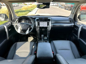 SUV tout-terrain de taille moyenne 2024, conduite à gauche, sièges en cuir, toit ouvrant panoramique, sièges électriques, phares LED, 12 500 miles - Product Image 2