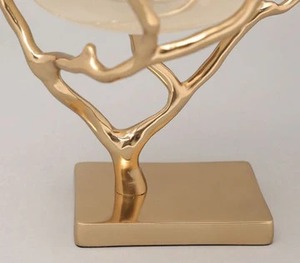 Bougeoir doré élégant fabriqué à la main parfait pour l'atmosphère rustique moderne classique et accueillante à la maison - Product Image 4