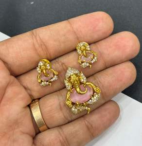 CZ Mat Finition Ganpati Pendentif Ensembles Pendentif Sans Chaîne Idéal Pour Les Occasions Festives Ensemble De Bijoux Spirituels Charme Avec Boucles D'oreilles - Product Image 6