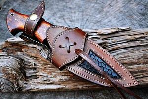 Cuchillo de caza Bowie de acero de Damasco hecho a mano personalizado mango de madera rosa con funda compatible con OEM - Product Image 6