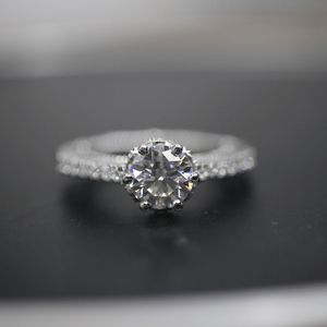 Anillo de Compromiso con Diamante de Corte Redondo, Engaste de 6 Puntas y Halo Oculto para Mujer - Product Image 1