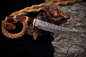 Cuchillo de caza de acero de Damasco hecho a mano con borde parcialmente dentado, mango de cuerno de ciervo, protector de latón, Funda de cuero italiano, multifunción - Product Image 4