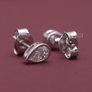 Boucles d'oreilles clous en diamant de culture certifié IGI, taille poire, serties clos, en or 18 carats, avec fermoir à vis - Product Image 3