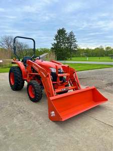 Achetez maintenant, livraison rapide, en stock, tracteur de jardin LA526 rouge abordable avec chargeur frontal, tracteur à 4 roues motrices, moteur multifonctionnel. - Product Image 1