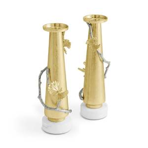 Bougeoir en métal ambré avec surface texturée et attrait antique conçu pour la décoration d'événements ou les espaces de méditation - Product Image 4