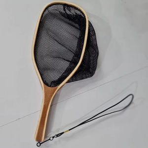 Filet à main en bois de haute qualité pour la pêche à la mouche et la libération de la truite avec un long crochet de suspension élastique profond - Product Image 1
