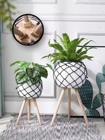 Hot Sales Conjunto de Três Palha Tecido Flower Pot Cestas De Armazenamento com Pernas De Madeira Permanente para Varanda Flower Decor