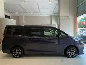 รถยนต์มือสองปี 2024 รุ่น Voxy เกียร์ออโต้ เบนซิน ซีดาน เบาะหนัง สีเข้ม ยาง R17 กล้อง 360 องศา กล้องหลัง - Product Image 4