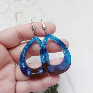 Pendientes de resina hechos a mano con colores vibrantes y diseños únicos, perfectos para un uso diario elegante. - Product Image 3