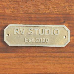 Plaque de porte en laiton plaqué or gravée avec finition antique traditionnelle, fabrication sur mesure OEM - Product Image 4